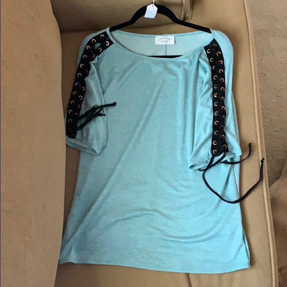 Laced up shortsleeved top.